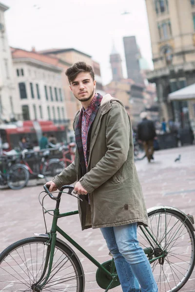 意大利博洛尼亚市中心一个骑自行车的年轻人画像 — 图库照片