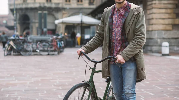 意大利博洛尼亚市中心一个骑自行车的年轻人肖像画 — 图库照片