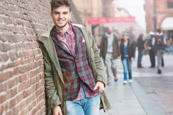 Retrato Jovem Sorridente Centro Cidade Bolonha Itália Conceito Estilo Vida — Fotografia de Stock