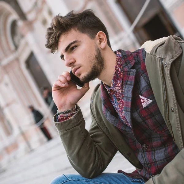 Ung Man Porträtt Talar Telefon Centrum Bologna Italien — Stockfoto