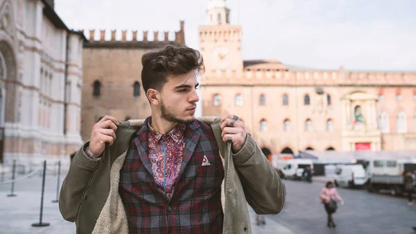 Ung Självsäker Man Står Framför San Petronio Cathedral Bologna Italien — Stockfoto