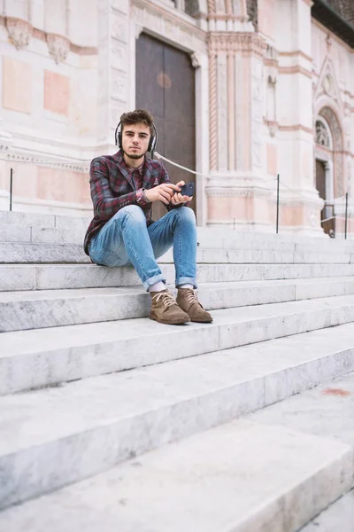 Jongeman Portret Luisteren Naar Muziek Met Koptelefoon Voorkant Van Kathedraal — Stockfoto