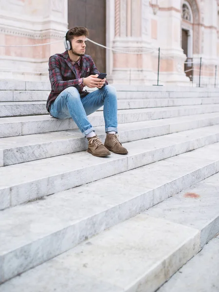 Jongeman Portret Luisteren Naar Muziek Met Koptelefoon Voorkant Van Kathedraal — Stockfoto