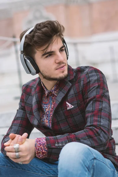 Portrait Jeune Homme Écoutant Musique Avec Écouteurs Devant Cathédrale San — Photo