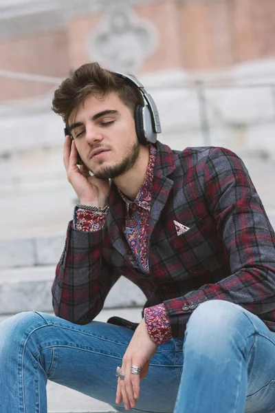 Portrait Jeune Homme Écoutant Musique Avec Écouteurs Devant Cathédrale San — Photo