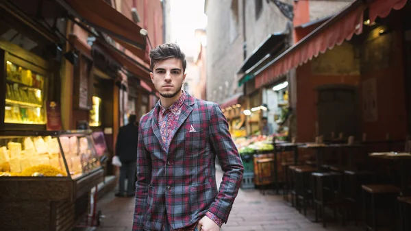 Retrato Jovem Confiante Antigo Mercado Centro Cidade Bolonha Itália Conceito — Fotografia de Stock