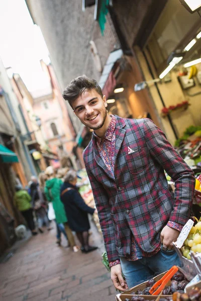 Leende Ung Man Porträtt Den Gamla Marknaden Centrum Staden Bologna — Stockfoto