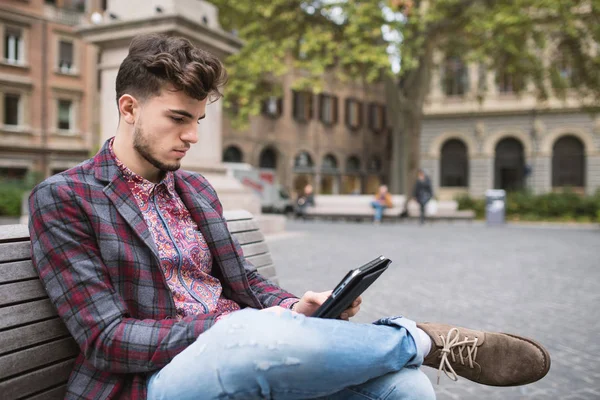 Fiatal Férfi Portré Dolgozik Tabletta Város Központjában Bologna Olaszország — Stock Fotó