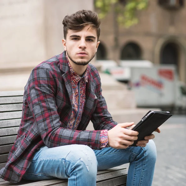 Retrato Jovem Trabalhando Com Tablet Centro Cidade Bolonha Itália — Fotografia de Stock