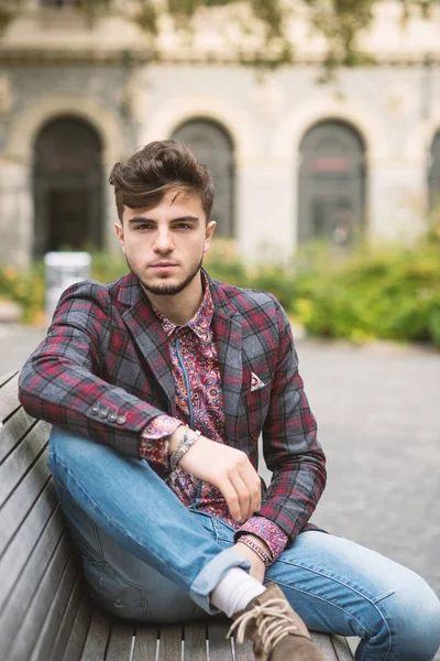Selbstbewusster Junger Mann Nahaufnahme Porträt Der Innenstadt Von Bologna Italien — Stockfoto