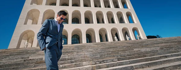 Selbstbewusstes Porträt Eines Geschäftsmanns Mittleren Alters Rom Italien Modernes Gebäude — Stockfoto