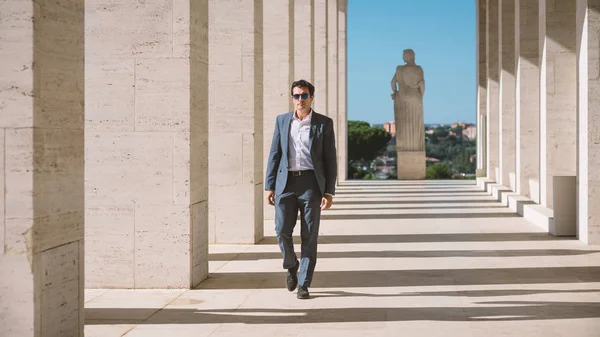 Geschäftsmann Mittleren Alters Mit Ganzkörperporträt Rom Italien Modernes Gebäude Als — Stockfoto