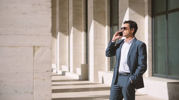 Бизнесмен Средних Лет Разговаривает Телефону Риме Италия Современное Здание Фон — стоковое фото