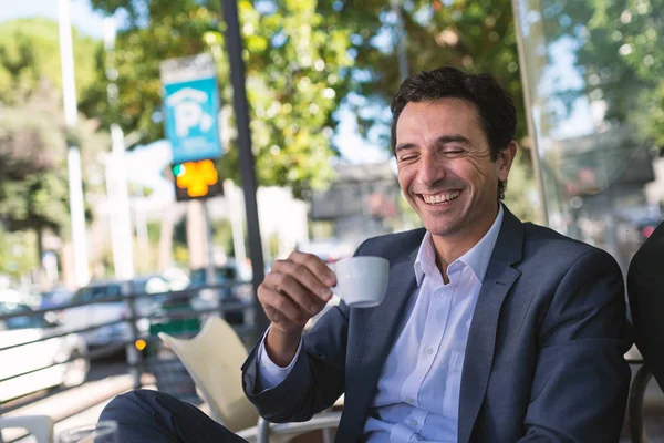 ローマ イタリアで屋外でコーヒーを飲んで笑う中年のビジネスマンの肖像画 — ストック写真