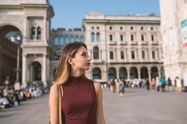 Retrato de mujer joven caminando al aire libre en Milán. Estilo de vida concep — Foto de Stock