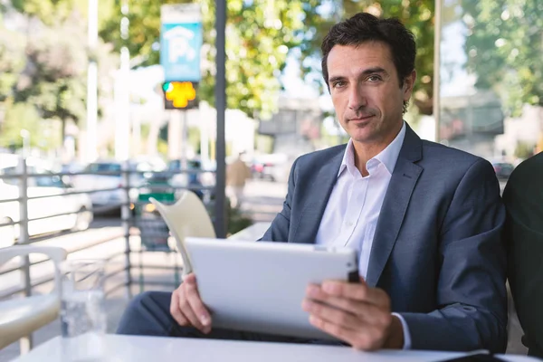 Confident Middle Age Businessman Portrait Using Tablet Wearing Suit Outdoors — Stock Photo, Image