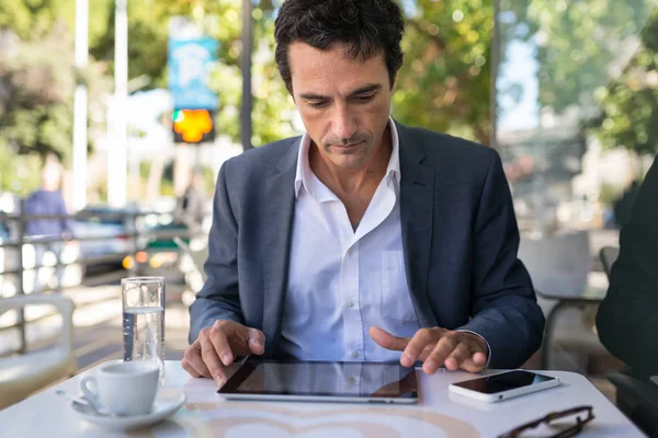 Retrato Homem Negócios Meia Idade Usando Tablet Vestindo Terno Livre — Fotografia de Stock