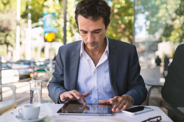 Retrato Hombre Negocios Mediana Edad Usando Tableta Con Traje Aire —  Fotos de Stock
