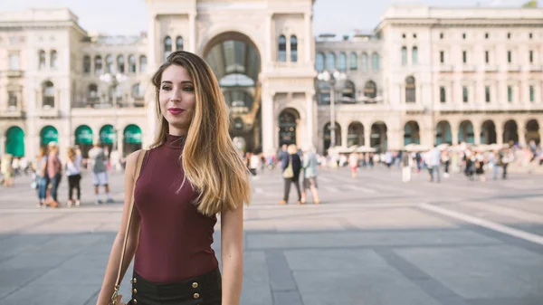 Ritratto di giovane donna che cammina all'aperto a Milano. Stile di vita concep — Foto Stock