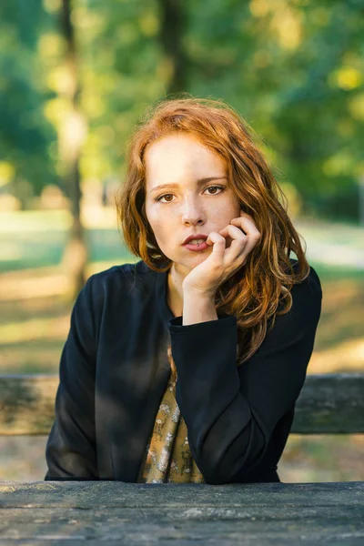 秋の公園で屋外の若い赤毛の女性の自信のある肖像画 — ストック写真