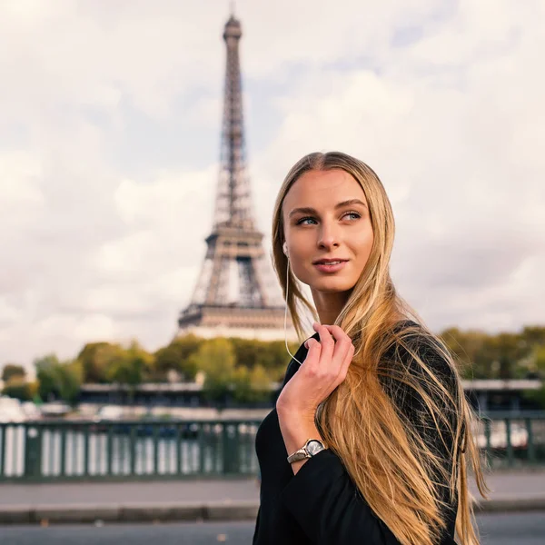 年轻美丽的女子与埃菲尔铁塔合影 法国巴黎 — 图库照片