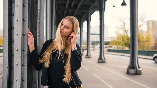 Młoda Piękna Blondynka Portret Słuchanie Muzyki Słuchawkami Podczas Spaceru Pod — Zdjęcie stockowe