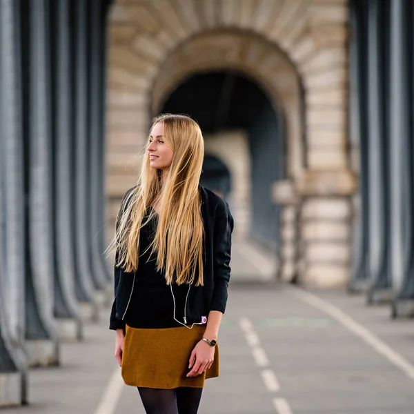 Jeune Belle Femme Blonde Portrait Sous Pont Bir Hakeim Paris — Photo