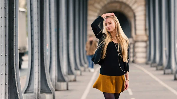 Joven Hermosa Mujer Rubia Retrato Escuchando Música Con Auriculares Mientras — Foto de Stock