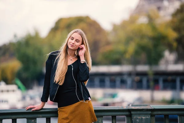 Ung Vacker Blond Kvinna Porträtt Lyssna Musik Med Hörlurar Utomhus — Stockfoto