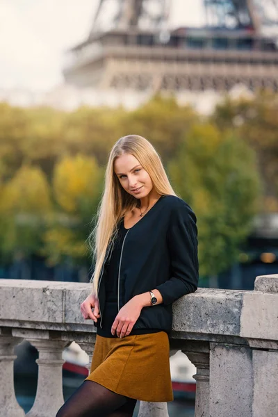 Jonge Mooie Vrouw Portret Met Eiffeltoren Achtergrond Herfst Parijs Frankrijk — Stockfoto