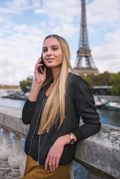 Joven Mujer Sonriente Hablando Por Teléfono Con Torre Eiffel Fondo —  Fotos de Stock