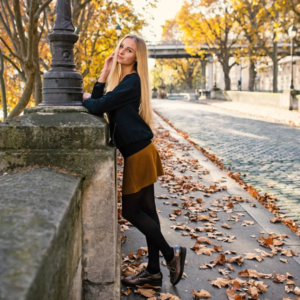 Glimlachend Mooie Vrouw Full Body Portret Herfst Parijs Frankrijk — Stockfoto