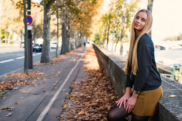 Lachende Mooie Vrouw Herfst Scène Weg — Stockfoto