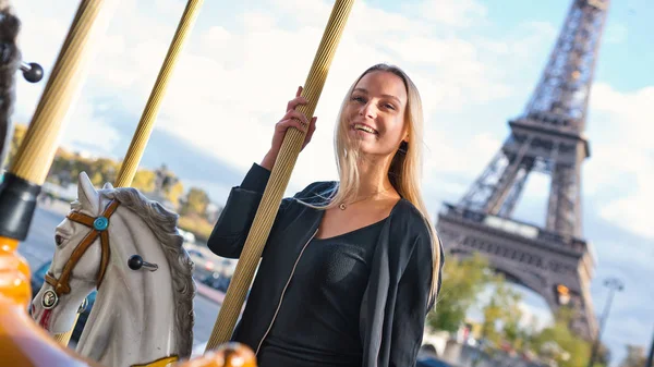Ung Blond Kvinna Porträtt Leende Och Kul Karusell Framför Eiffeltornet — Stockfoto