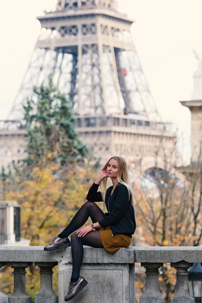 Romantica Giovane Bella Donna Ritratto Corpo Intero Con Torre Eiffel — Foto Stock