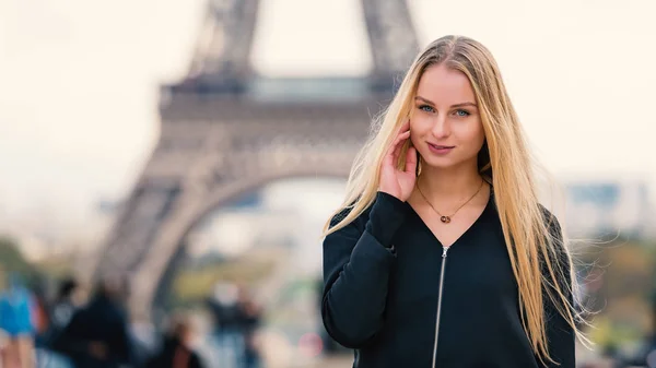 Gelukkige Mooie Vrouw Close Portret Met Eiffel Toren Achtergrond Herfst — Stockfoto