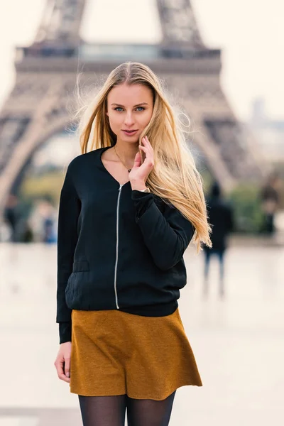 Zelfverzekerde Mooie Vrouw Close Portret Met Eiffel Toren Achtergrond Herfst — Stockfoto