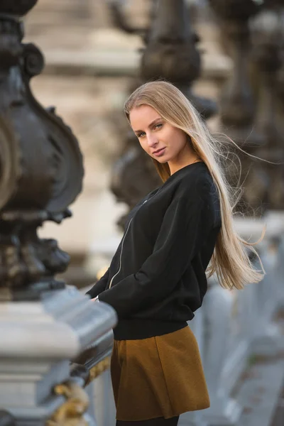 Portret Intens Femeie Frumoasă Pont Alexandre Iii Lea Deasupra Râului — Fotografie, imagine de stoc