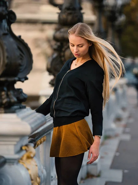 Intense Mooie Vrouw Portret Pont Alexandre Iii Rivier Seine Parijs — Stockfoto