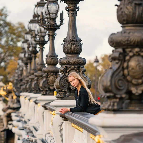Zelfverzekerd Mooi Vrouw Portret Pont Alexandre Iii Rivier Seine Parijs — Stockfoto
