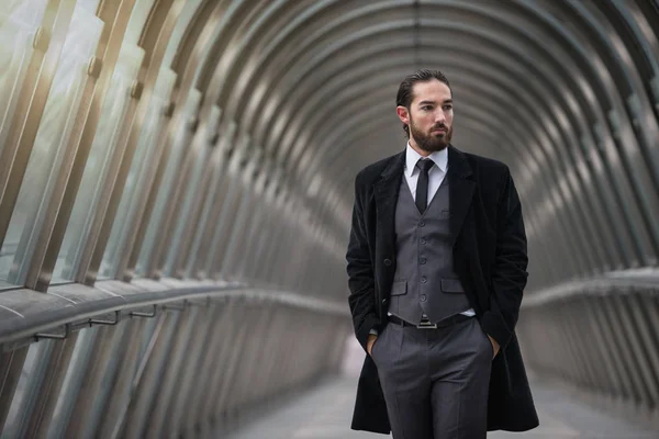 Der Junge Geschäftsmann Spaziert Auf Einer Futuristischen Fußgängerbrücke Verteidigungsviertel Paris — Stockfoto