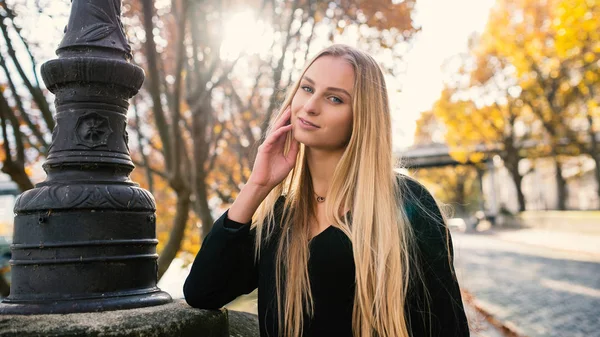 Mujer Hermosa Sonriente Cerca Retrato Otoño París Francia —  Fotos de Stock