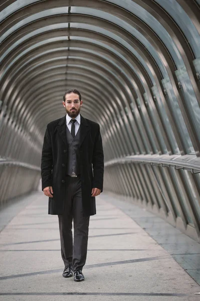 Jonge Zakenman Loopt Een Futuristische Voetgangersbrug Het Defensiegebied Parijs Frankrijk — Stockfoto