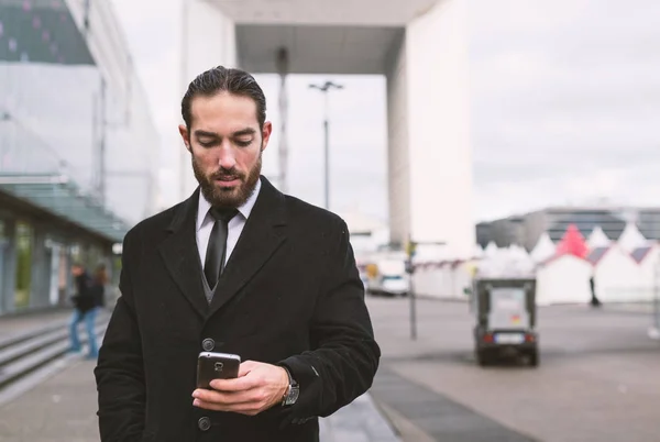 Retrato Confiado Joven Empresario Usando Teléfono Inteligente Distrito Defensa París —  Fotos de Stock