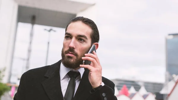 Telefonu Mluví Sebevědomý Portrét Mladého Podnikatele Obranný Okres Paříž Francie — Stock fotografie