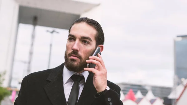 Retrato Confiado Joven Empresario Hablando Por Teléfono Distrito Defensa París — Foto de Stock