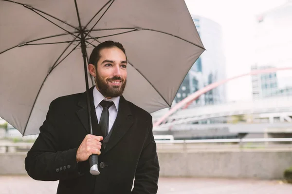 防衛地区で傘を持った若い実業家の肖像画に笑顔 フランス — ストック写真