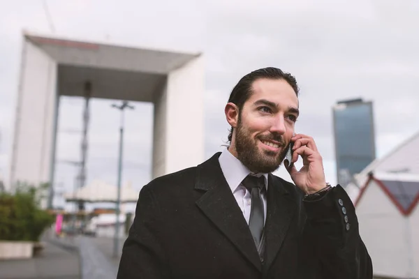 Усміхнений Молодий Бізнесмен Портрет Розмовляє Телефоном Оборонний Округ Paris Франція — стокове фото