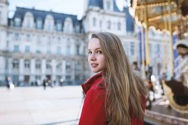 Young smiling blonde woman portrait in Hotel de Ville square wit — 스톡 사진