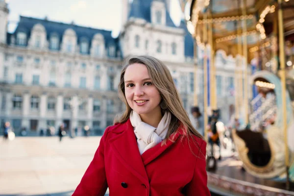 Jovem bela mulher loira retrato no Hotel de Ville square w — Fotografia de Stock